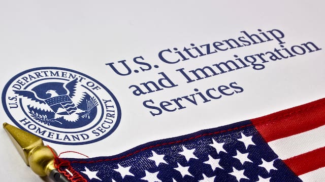 Cómo es el exámen del USCIS para acceder a la naturalización y quiénes están exentos