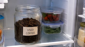 Put a jar of used coffee grounds in the fridge: what it’s for and what its function is
