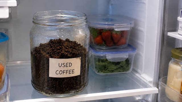 Put a jar of used coffee grounds in the fridge: what it’s for and what its function is