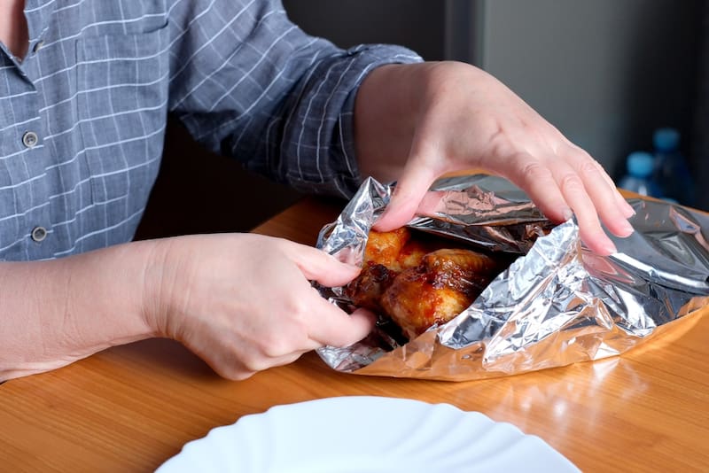 ¿Cuál es la forma correcta de envolver los alimentos con papel aluminio?