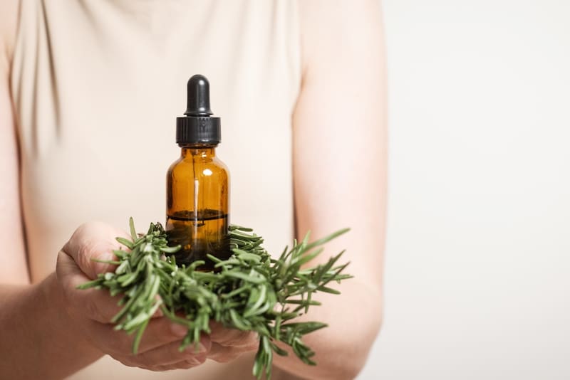 Mejora de la salud del pelo con aceite de romero, lavanda y aceite de romero y ricino.