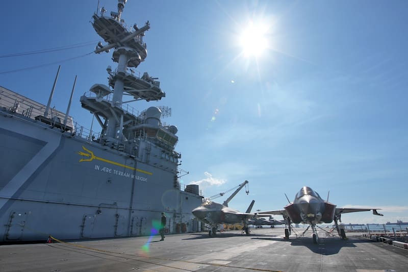 El buque de asalto anfibio USS Tripoli, con base en Japón, navega frente a las aguas de Singapur con rumbo a Medio Oriente, transportando cuerpos de élite de marine preparados para incursiones y operaciones en tierra.