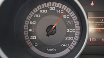 Oficial: la señal V-12 de la DGT que permite circular a 150 km/h sin recibir una multa