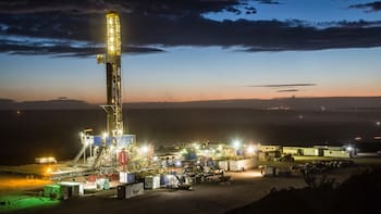 Cómo el shock petrolero en Medio Oriente actúa como un escudo para el dólar en Argentina
