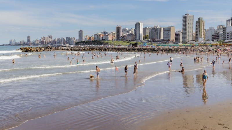 Costa de Mar del Plata en verano.