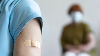 El Gobierno admitió que vacunó con dosis vencidas y ya hay más de 250 afectados