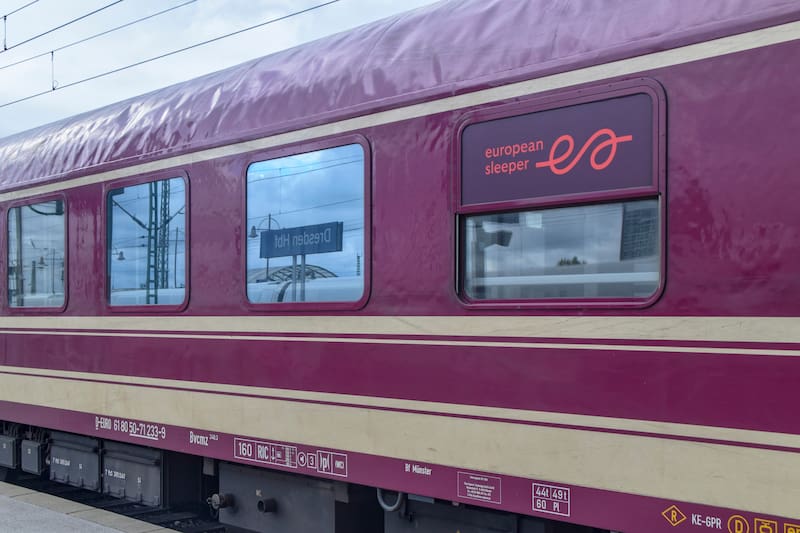 European Sleeper opera la conexión con salidas semanales y distintas opciones de compartimento, desde plazas compartidas hasta cabinas privadas.