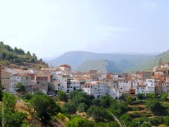 Este atractivo pueblo a 1 hora de Valencia se encuentra oculto en medio de la montaña y tiene piscinas naturales