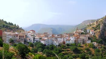 Este atractivo pueblo a 1 hora de Valencia se encuentra oculto en medio de la montaña y tiene piscinas naturales