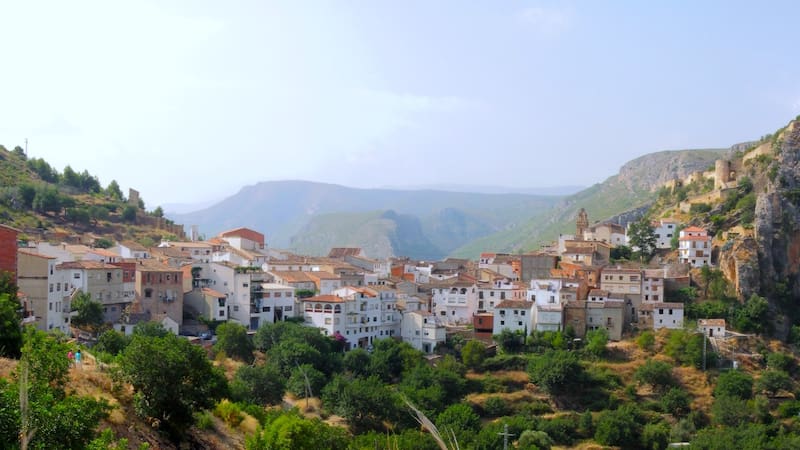 Este atractivo pueblo a 1 hora de Valencia se encuentra oculto en medio de la montaña y tiene piscinas naturales. (Fuente: Wikipedia).