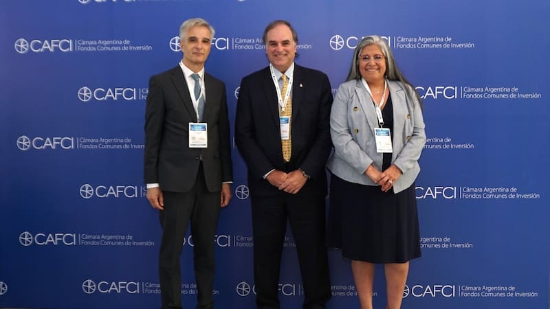 Valentín Galardi, presidente de FIAFIN y de la CAFCI; Roberto Silva, presidente de la Comisión Nacional de Valores (CNV); y Sonia Salvatierra, vicepresidente de la CNV.