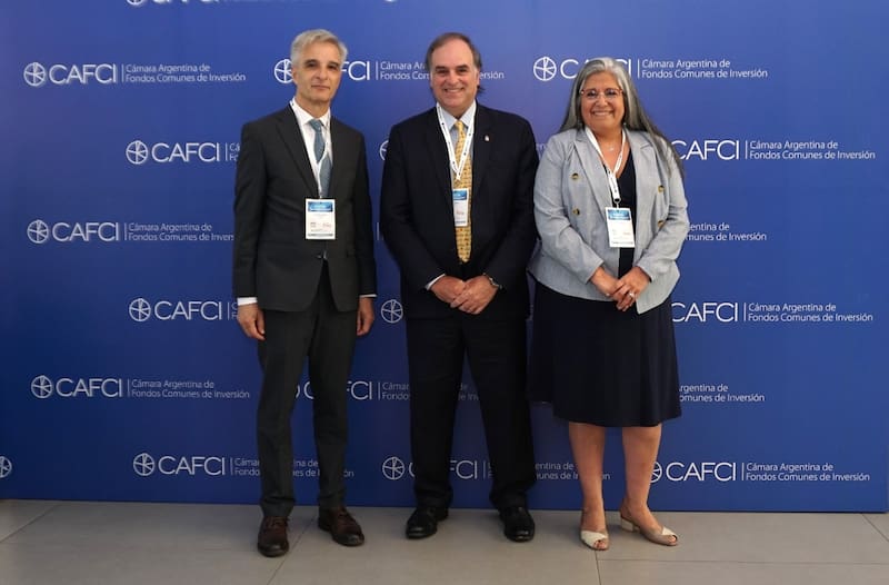 Valentín Galardi, presidente de FIAFIN y de la CAFCI; Roberto Silva, presidente de la Comisión Nacional de Valores (CNV); y Sonia Salvatierra, vicepresidente de la CNV.