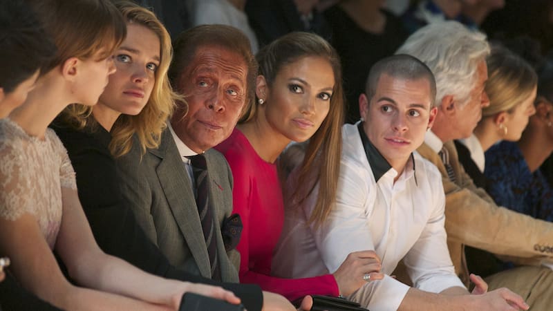 Su talento lo llevó a forjar un imperio de elegancia que alcanzó su consagración en 1968 con la revolucionaria “Collezione Bianca”.