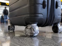 Envolver con cinta adhesiva las ruedas de la valija: para qué sirve y por qué cada vez más viajeros lo usan