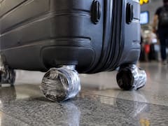 Pocos lo saben: para qué sirve poner cinta adhesiva en las ruedas de la valija y por qué puede ser clave durante el viaje