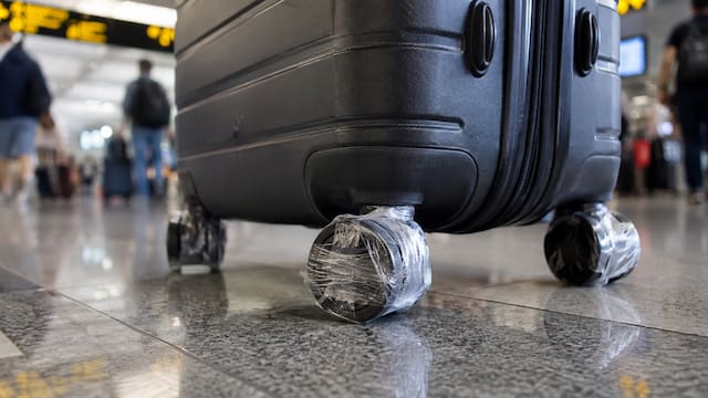 Pocos lo saben: para qué sirve poner cinta adhesiva en las ruedas de la valija y por qué puede ser clave durante el viaje