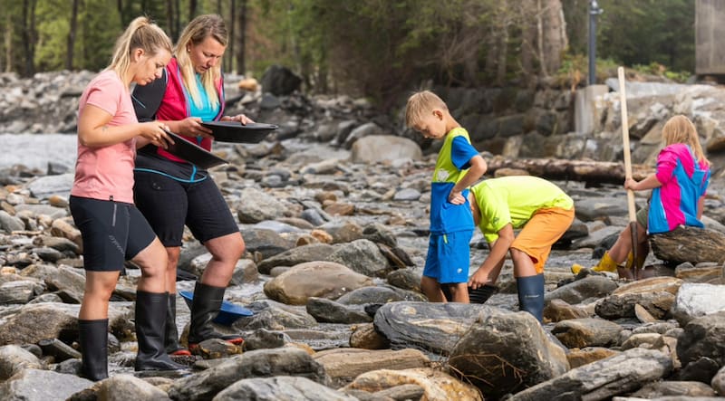 Este pueblo permite a todos los turistas buscar oro en ríos de montaña y quedarse con lo que encuentren.