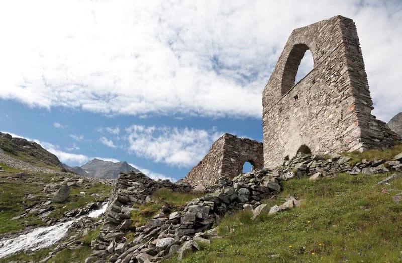 Este pueblo permite a todos los turistas buscar oro en ríos de montaña y quedarse con lo que encuentren.
