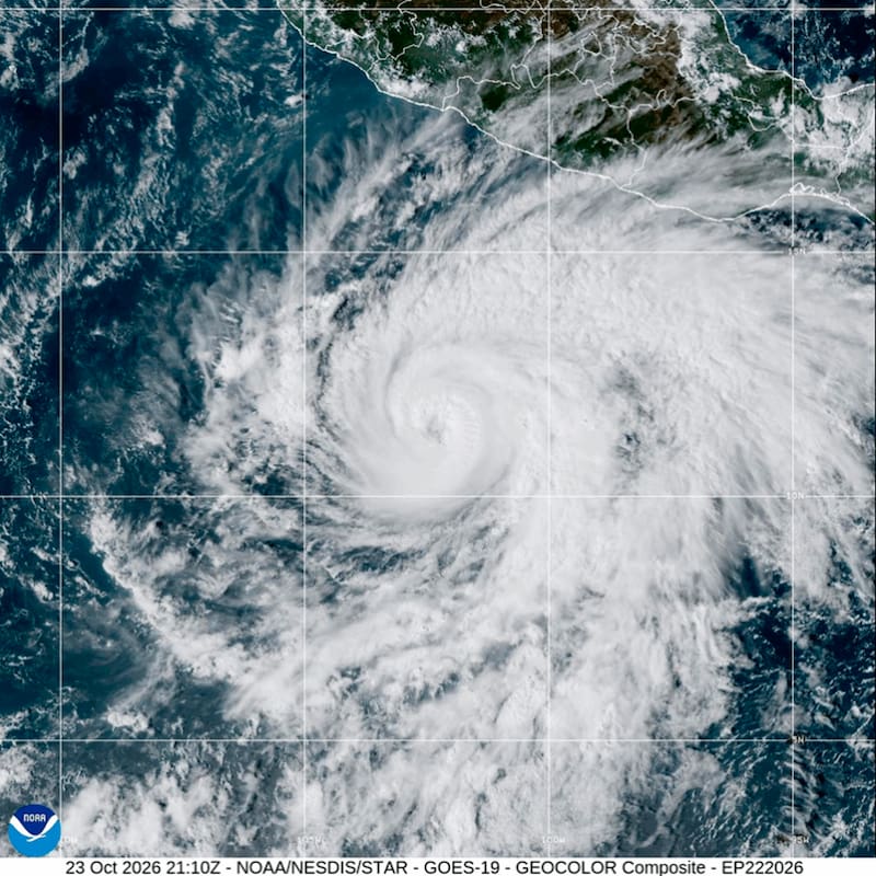 El centro del Huracán Vance se localiza a más de 500 km al suroeste de Acapulco, Guerrero. Se pronostican Lluvias fuertes en zonas de Guerrero, Michoacán, Colima y Jalisco.