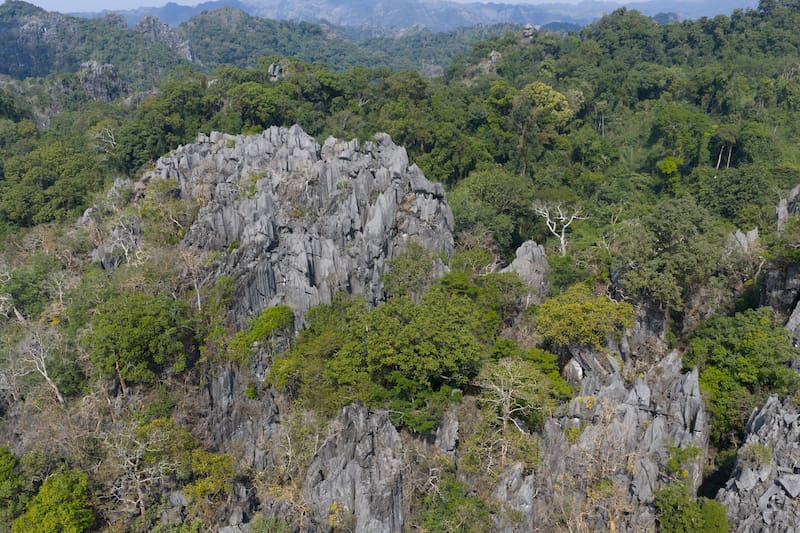 Las formaciones kársticas de Vang Vieng, Laos, caracterizan la región donde los investigadores identificaron una nueva especie de víbora venenosa.