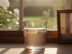 Poner un vaso con agua junto a la ventana: para qué sirve y por qué algunas personas lo hacen