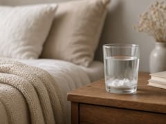Colocar un vaso de agua con bicarbonato de sodio al lado de la cama: para qué sirve y por qué recomiendan hacerlo