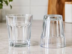 Colocar el vaso boca arriba o boca abajo: cuál es la posición correcta y por qué recomiendan guardarlo solo de una forma