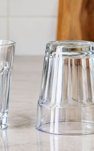 Colocar el vaso boca arriba o boca abajo: cuál es la posición correcta y por qué recomiendan guardarlo solo de una forma