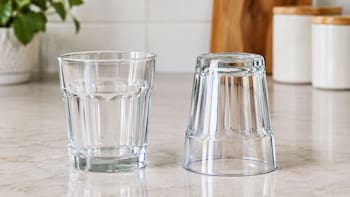 Colocar el vaso boca arriba o boca abajo: cuál es la posición correcta y por qué recomiendan guardarlo solo de una forma