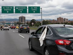 Pocos lo saben: qué significa ver una tela blanca colgando de la ventana de un auto en la ruta