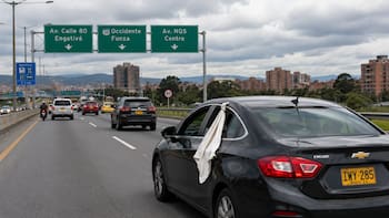 Pocos lo saben: qué significa ver una tela blanca colgando de la ventana de un auto en la ruta