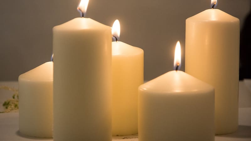 Velas blancas para la buena suerte y el éxito