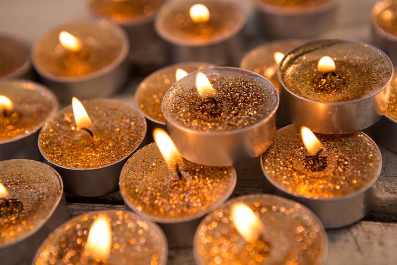 Velas doradas. Fuente: Freepik.