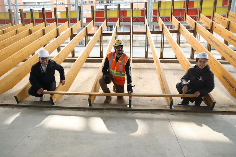 La ministra del Deporte, Patricia Duque Cruz, y el alcalde de Mosquera, Nelson Parra, pusieron el primer listón del velódromo de Mosquera (Fuente: Mindeporte).