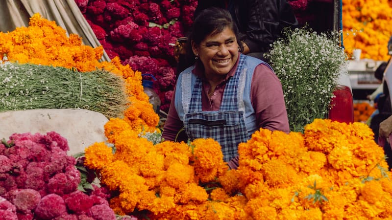 Vendedora de cempasúchil. El 100% de la flor que se consume en México se produce en el país.
