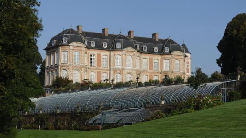 Venden un pueblo entero en Francia con castillo, casas y tierras por el precio de un departamento