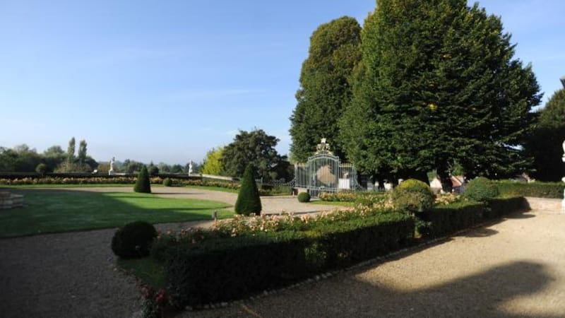 Venden un pueblo entero en Francia con castillo, casas y tierras por el precio de un departamento