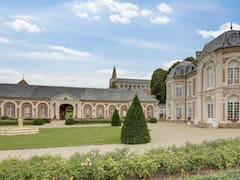 Venden un pueblo entero en Francia con castillo, casas y tierras por el precio de un departamento