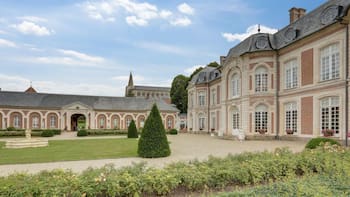 Venden un pueblo entero en Francia con castillo, casas y tierras por el precio de un departamento