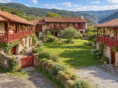 Venden una aldea con 3 casas listas para entrar a vivir y jardín de 300 metros cuadrados: cuánto cuesta