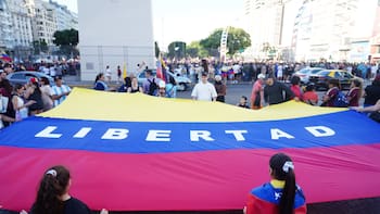 Miles de venezolanos celebran la detención de Maduro en el Obelisco, epicentro de los festejos en Buenos Aires