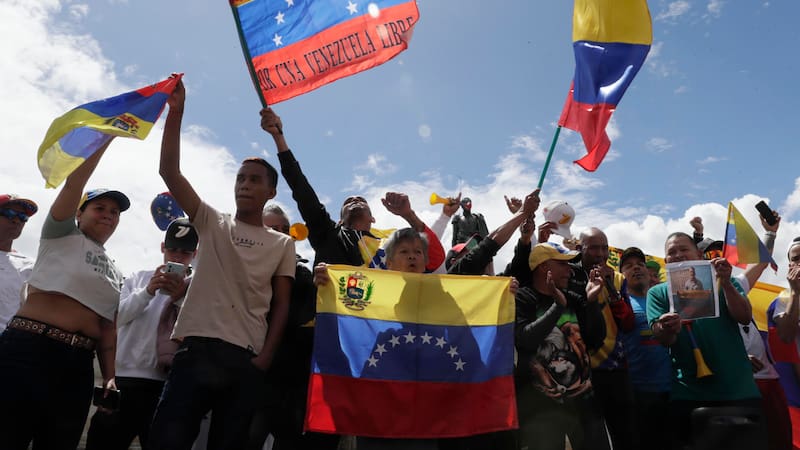 AME1774. BOGOTÁ (COLOMBIA), 03/01/2026.- Ciudadanos venezolanos celebran durante una manifestación este sábado, en la Plaza de Bolívar en Bogotá (Colombia). Estados Unidos capturó en la madrugada al presidente de Venezuela, Nicolás Maduro, y su esposa, Cilia Flores, en medio de un ataque a Venezuela que afectó a varios estados y a la capital, Caracas, por orden del presidente de Estados Unidos, Donald Trump, que calificó el operativo como "brillante". EFE/ Carlos Ortega