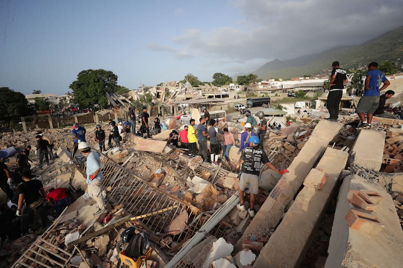 La comunidad internacional refuerza las tareas de rescate y ayuda humanitaria tras los devastadores sismos que sacudieron a Venezuela.