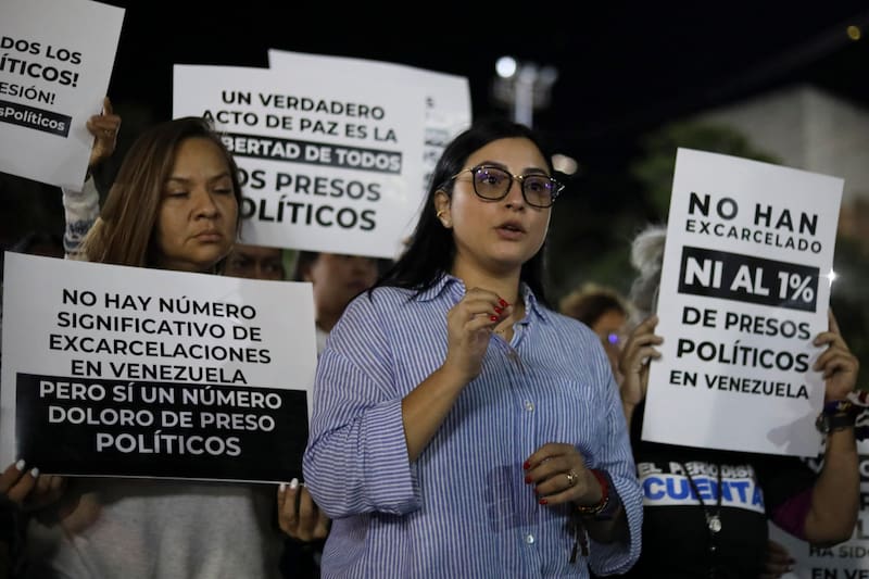 AME3786. ZAMORA (VENEZUELA), 09/01/2026.- Familiares de presos políticos sostiene carteles durante una vigilia afuera del centro penitenciario Rodeo I este viernes, en el municipio Zamora estado Miranda (Venezuela). Familiares de presos políticos organizaron vigilias a las afueras de distintos centros de detención en la noche de este viernes, la segunda tras el anuncio de excarcelaciones de un "número importante" de estos detenidos y cuando, hasta el momento, se ha confirmado la liberación de entre 8 y 11 personas. EFE/ STR