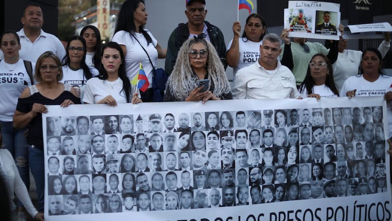 AME4496. CARACAS (VENEZUELA), 11/01/2026.- Familiares de presos políticos en Venezuela participan en una manifestación afuera de El Helicoide, en Caracas (Venezuela). EFE/ STR