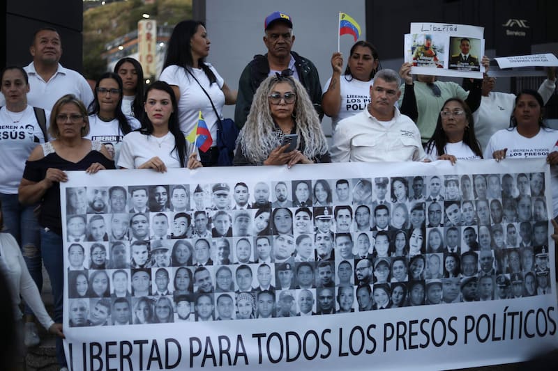 Familiares de presos políticos en Venezuela participan en una manifestación afuera de El Helicoide este domingo, en Caracas.