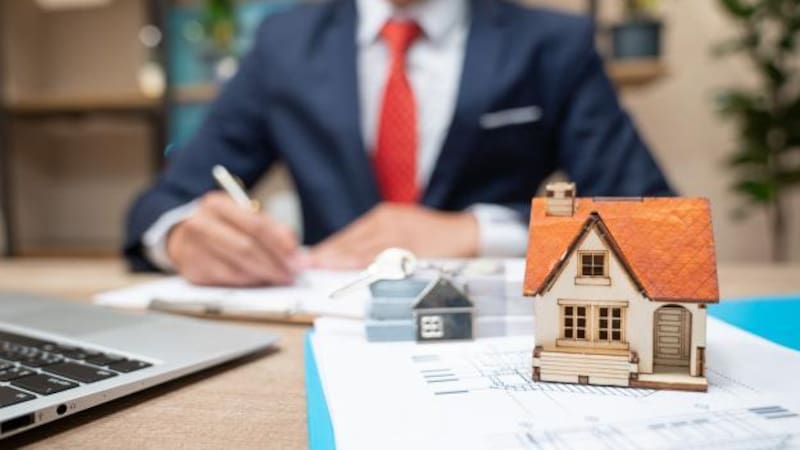 La medida elimina el impuesto cedular del 15% que gravaba la venta de inmuebles adquiridos desde 2018 por parte de personas físicas.