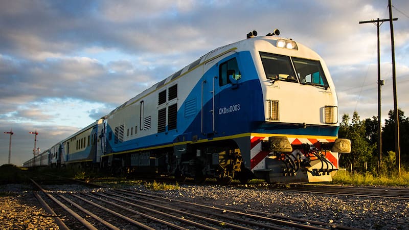 El tren que une Plaza Constitución con Mar del Plata tiene una duración aproximada de seis horas.