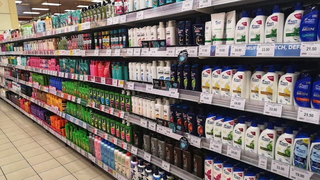 Ordenan la eliminación inmediata del shampoo más comprado en el mercado: está envenenado y te puede matar