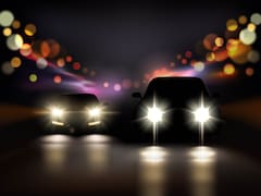 Ver las luces altas encendidas de otro coche en la ruta: qué significa esta señal y cómo se debe responder
